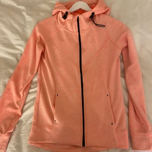 Ljusrosa träningshuvtröja  - Jättefin ljusrosa huvtröja/fleece i träningsmaterial i strl XS💗 Superfint skick, knappt använd!