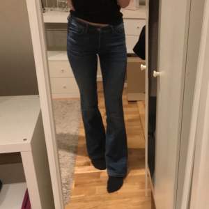 Intressekoll på dessa bootcut jeans, midrise/high rise, skickar gärna fler bilder! Superbekväma att ha på sig💕