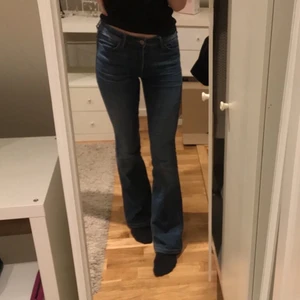 Bootcut-jeans - Intressekoll på dessa bootcut jeans, midrise/high rise, skickar gärna fler bilder! Superbekväma att ha på sig💕