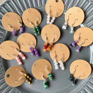 örhängen kristaller <3 - tillverkar och säljer dessa fina örhängena av kristaller/ädelsten! endast 39kr/st! 😍 frakt 13kr, fri frakt vid köp av 4 eller fler par! 💕 krokarna är även i sterling silver! finns i alla sorter som ni se på bild 2 och 3, + pärlor i grön aventurin och mossagat! 💛 bara att skriva om ni vill veta något om kristallernas egenskaper, har andra frågor eller är intresserade! 😇 tillverkar även hängen, armband, halsband och ringar av ädelsten/kristaller - så kika gärna I’m mina andra annonser! 🥰