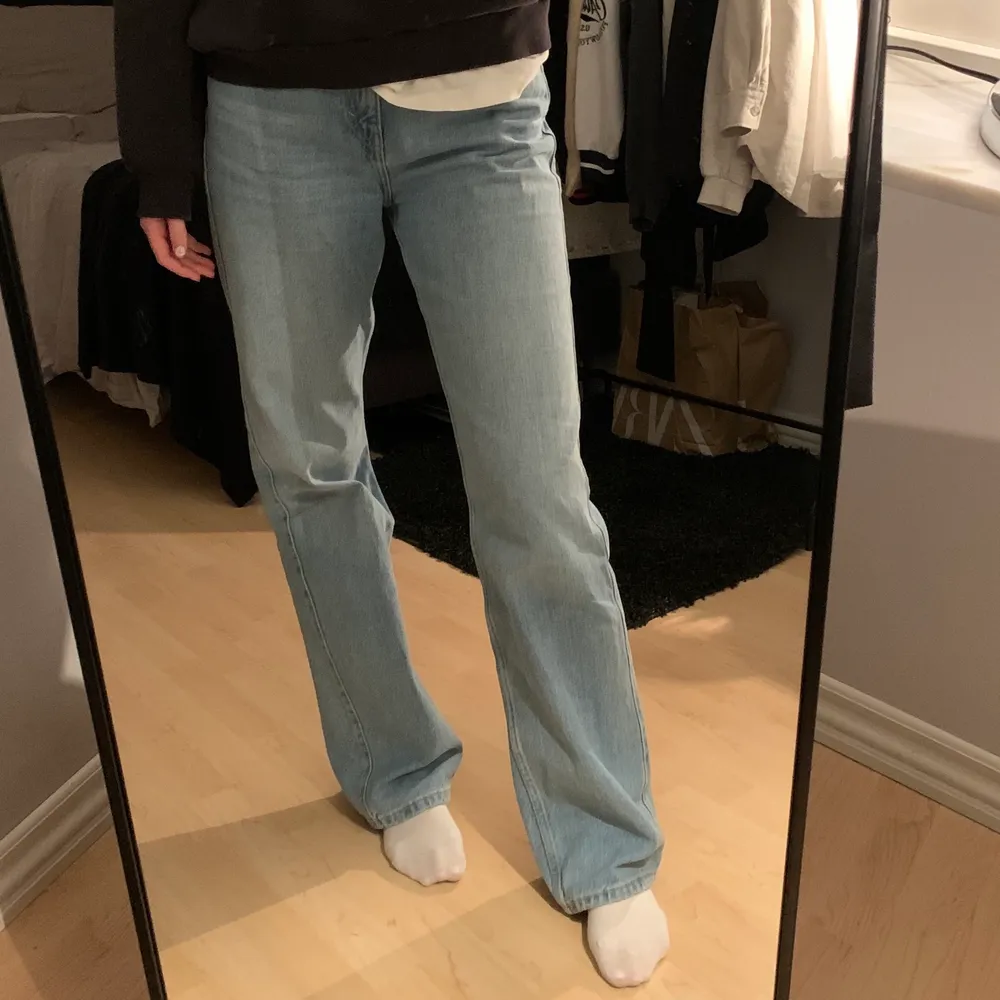 Baggy byxor från Weekday. Perfekt i längden för mig som är 175! Hör av dig vid intresse!🥰. Jeans & Byxor.