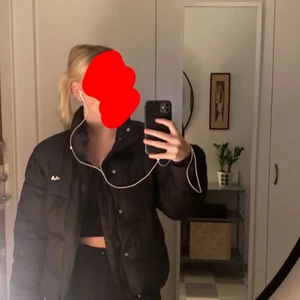 Puffer jacket - Säljer min fila puffer jacka storlek M men i vanliga fall har jag S/M. Köpt för ca ett år sen men mycket bra skick. Väldigt bra vinterjacka, väldigt varm. Köparen står för frakten, skriv privat för fler frågor🥰 priset kan diskuteras 