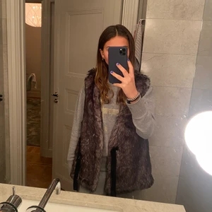 Pälsväst - En superfin pälsväst i nyskick med lappen kvar. Den passar helt perfekt nu i vinter, skulle vara såå fin till en dag i skidbacken! Strl 13-14 men passar definitivt Xs & S. Fick den i present och priset står inte på lappen så därför vet jag tyvärr inte vad nypris är men definitivt över 350kr iaf. Hör av dig vid ytterligare frågor eller funderingar🥰🥰