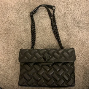 Kurt geiger väska  - Buda på min väska ifrån Kurt geiger! I bra skick och inte använd så jättemycket. Börjar med 1700 eftersom jag fått bud på det! 