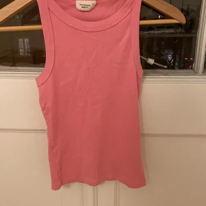 Linne - Linne från Gina tricot. Väldigt skönt och fin färg. Storlek xs men väldigt töjbart så passar många storlekar beroende på hur man vill att den ska sitta. Jag är vanligtvis en S i toppar💕