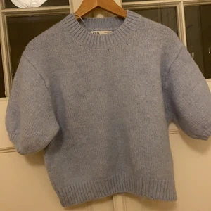 Stickad tröja zara - Varm stickad t shirt från zara. Fin färg och trendig. Lappen sitter kvar och tröjan är helt oanvänd