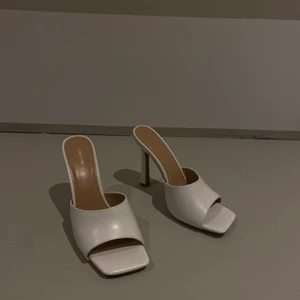 Vita klackar (oanvända) storlek 38 - Oanvända vita klackar från prettylittlething! 70’s stuk på dom 