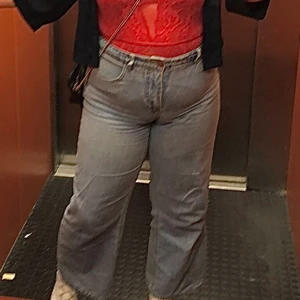 Jeans boot cut - Demin 1953 jeans boot cut i storlek M. Använt dem i några år men är fortfarande i bra kvalite. Dem har blivit för små för mig så säljer dem nu.