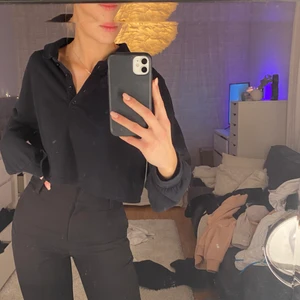 Piké tröka - En kroppad pike tröja ifrån Bikbok. Använd ett fåtal gånger. Strl S. Frakt spårbart 66kr, ej spårbart 48kr💕