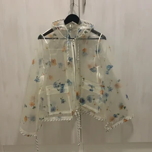 Ganni raincoat / regnjacka transparent - Superfin regnjacka från Ganni i strl. 38. Säljer den pga för kommer inte till så mycket användning som jag önskar. Köpt för 250 GBP, vilket motsvarar runt 2900 kronor. Kan mötas upp i Lund, annars står köparen för frakten. Betalning via swish 💘