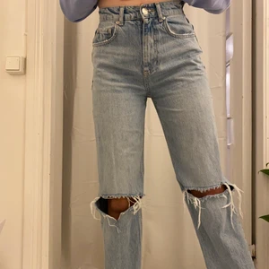 Perfect jeans - Oanvända då dom är för små i midjan på mig. Storlek 34, går ner till fötterna på mig som är 170 cirka