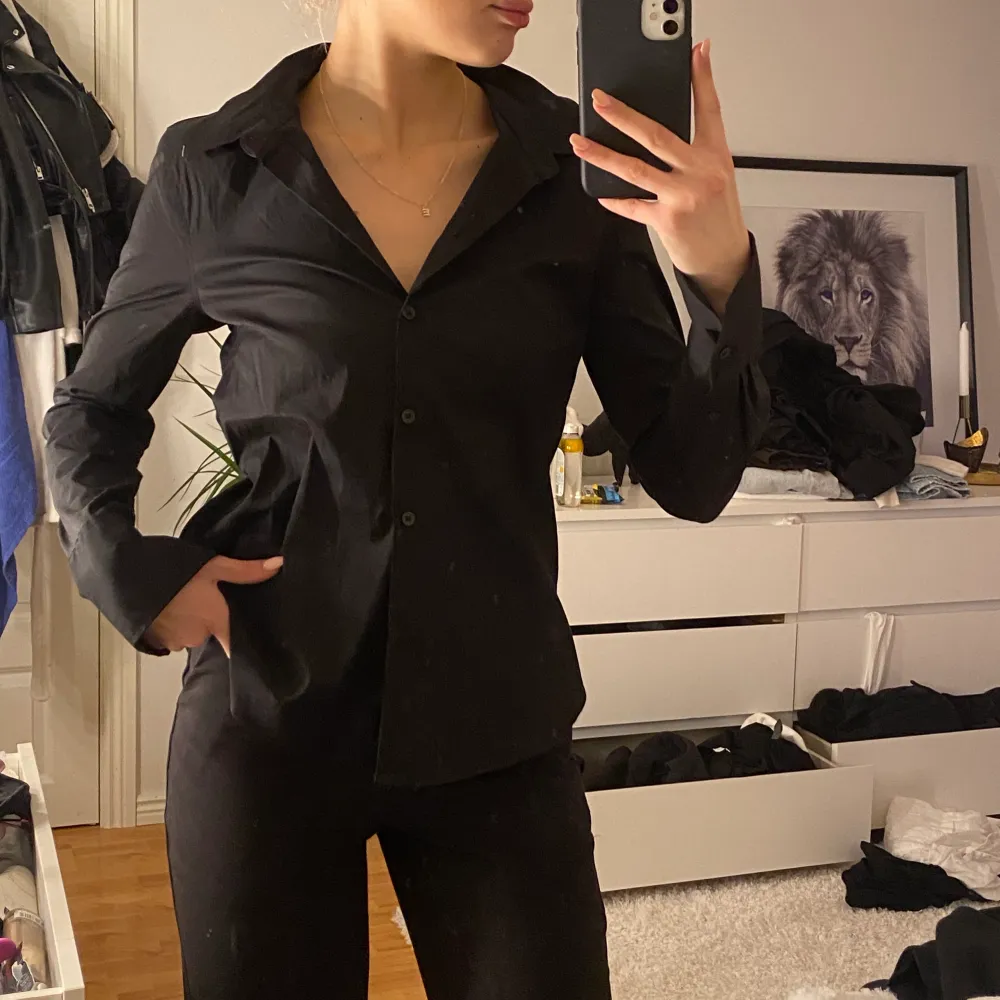 En ”slim fit” skjorta köpt på H&M. Strl 34. Stretchig i Frakt spårbart 66kr, ej spårbart 48kr💕materialet och väldigt skön. Knappt använd och i bra sick. . Skjortor.