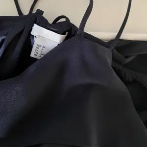 Marinblå långklänning/balklänning från H&M i storlek 34.