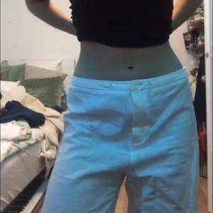 Raka linen byxor - Skit snygga Vita raka linen byxor!!!💗💗💗🥰 hittar tyvärr ingen storlek i dem men skulle beskriva dem som xs-m beroende på hur man vill att de ska sitta😊 köparen står för frakt❤️