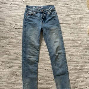 Jeans  -  Säljer dessa super fina jeans från väska, det är många jeans och sitter jättefint. Det är köpta på Bershka i storlek 32, det är endast använda några gånger 