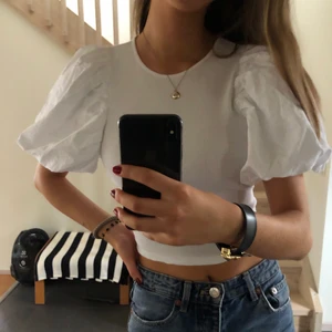 Vit topp Zara - Säljer min fina vita topp ifrån Zara med öppen rygg! Använd fåtal gånger och i superfint skick. Är i stolek S men passar även XS💖😙 Säljer nu för 100kr + frakt!