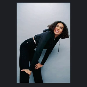 Zara kropped jacka - Säljer nu den här populära Zara Jackan. Använd 2 gånger.