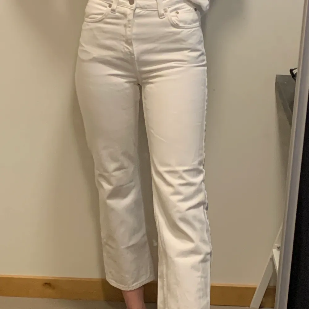 Säljer dessa vita Voyage jeans från Weekday i strl W25 L26. Passar er som är lite mer petite. De är ganska croppade på mig som är 159 cm. Sitter även midwaist på mig. . Jeans & Byxor.