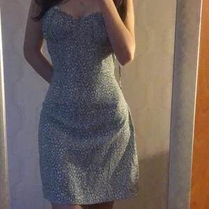 Blommig klänning - Grön klänning från SHEIN som sitter för löst vid midjan för mig. Aldrig använd. Köpt för 120kr