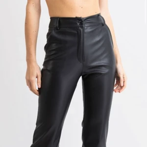 svarta skinnbyxor madlady - Skitcoola skinnbyxor från madlady med något utsvängda ben.  Använd endast 1 gång så de är i nyskick. Säljer pågrund av att de inte får plats i min garderob. Inga slitningar eller hål. nypris 500kr, mitt pris 250kr + frakt (pris kan diskuteras vid snabb affär) om de är många intresserade startas en budgivning