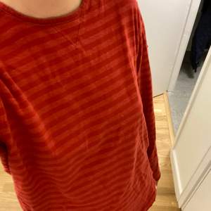 Trendig skön rödrandig tröja, som jag tyvärr måste sälja för att jag har för många randiga tröjor. I jättefint skick, och dessutom i ganska tjockt material som passar perfekt nu till vintern! ❤️