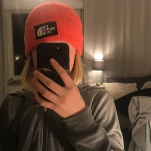Mössa  - En mössa med märket the north face säljer för inte kommit till användning.