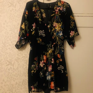 Blommig romper  - Underbar svart romper med stort blommotiv i stl S