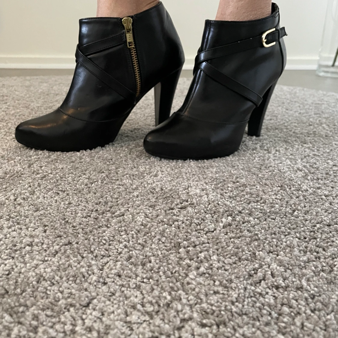 Två par stövletter nya ! St 37 