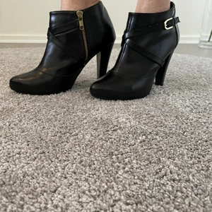 Två par stövletter nya ! St 37  - Två par stövletter som är helt nya. Endast testade. I storlek 37 