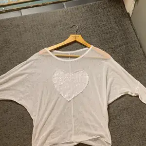En vit tröja med ett hjärta på🤍 