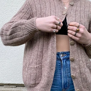 Sjukt fin stickad kofta - Ljusbrun jättefin och mysig stickad kofta. Varm och skön med fickor och gulliga knappar, perfekt för höst och vinter. Lätt att styla😊💞 