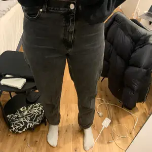 Säljer dessa Mom Jeans från BikBok som inte kommer till användning💕Köpta för 300, säljer för 130.