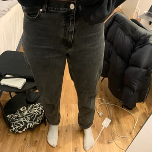Svart/Grå Mom Jeans från BikBok - Säljer dessa Mom Jeans från BikBok som inte kommer till användning💕Köpta för 300, säljer för 130.