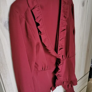 Blus från Na-kd strl 36 - Blus från Na-kd storlek 36. Endast testad.       Köparen står för eventuell frakt, skickar med billigaste alternativet eller annat enligt önskemål ☺️