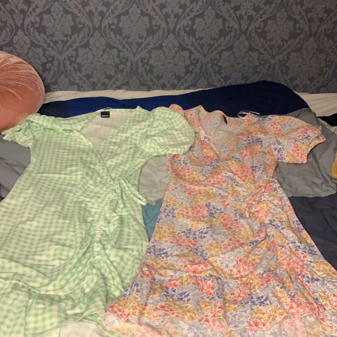 2 klänningar från Gina Trickot  - 90