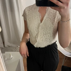 Body från Nelly - Vit spets body från Nelly i storlek s💓