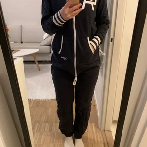 OnePiece onsie  - Marinblå OnePiece onsie i herrstorlek small. Fint skick.