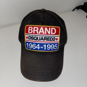 Dsquared2 keps - Dsquared2 keps, inköpt för lite mer än 1 år sedan för 1300 kr. Lite lite solblekt men annars inga defekter. Pris kan diskuteras