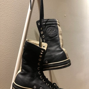 Svarta Vadhöga Skinn Converse stl 38 - Svarta Vadhöga Skinn Converse stl 38 säljes i snyggt slitet begagnat skick.