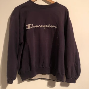 Champion sweatshirt - Tröjan är från vadå 90s så er vintage älskare gillar nog den. Den har målarfärg på sig osäker varför, den har varit i en garderob i typ 12 år. Men men men, tröjan är i Large men skulle säga medium och passar knappt på mig (lovar är 180cm) men den passar nog på bäst folk som har small eller medium!
