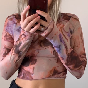 Långärmad - En långärmad tröja som är lite genomskinlig, den är helt ny och aldrig använd. 