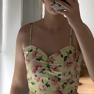Gullig topp - Inte särskilt använd topp med söta blommor🌺