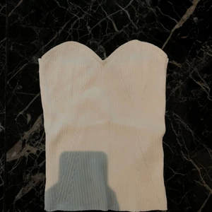 Topp - Säljer denna fina topp ifrån Ginatricot i storlek xs. Inga defekter. Hör av er för mer information! 💕 Köp för 150 + frakt (40 kr)