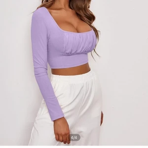 Snygg lila tröja - Jätte fin tröja. 50kr storlek M men passar XS-M pågrund av att den sitter lite tajtare