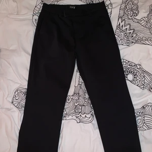 Snygga byxor! Aldrig använda. - Helt nya ”kostym” byxor. Super sköna i materialet! Aldrig använda endast testade. Köpta på Johnells. Hör av er vid frågor! Ps, köparen står för frakt. 