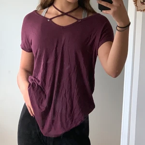 Vinröd t-shirt - Säljer denna fina tröjan! Den har band som går att korsa lite hur man vill:) säljer pga att det inte kommer till användning längre! Hör av dig vid intresse samt frågor🥰