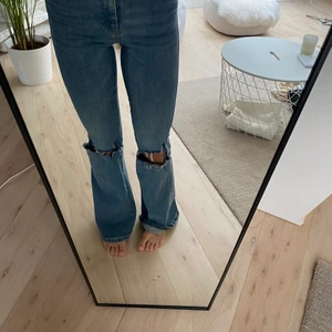 Dr denim jeans - Sjukt snygga och sköna jeans från dr denim. Storlek medium och 34 i längd. Klippt hålen själv. Säljer för 100kr + frakt. 