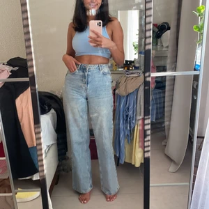 Bikbok jeans - Storlek xs, passar även S, skit snygga på, dom är wide längst ner. Jätte bra skick använde kanske 3 gånger