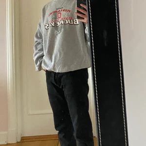 Vintage Ohio State Sweatshirt - Vintage Sweatshirt, från Ohio State College, Buckeyes. Storlek M - L. Riktigt bra skick, utan några skador. Passar både tjejer och killar. Sitter bra också. Högsta bud får tröjan. Köparen står för frakten. Kan mötas upp i Sundsvall! (Fick lägga upp igen pga oseriös köpare)  Du får gärna skriva privat om det önskas fler bilder på plagget :)