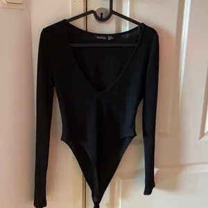 Svart Body ifrån Boohoo - Svart body ifrån Boohoo. Storlek 34/36. 20kr eller bud! 😊 (köparen står för eventuell frakt) 